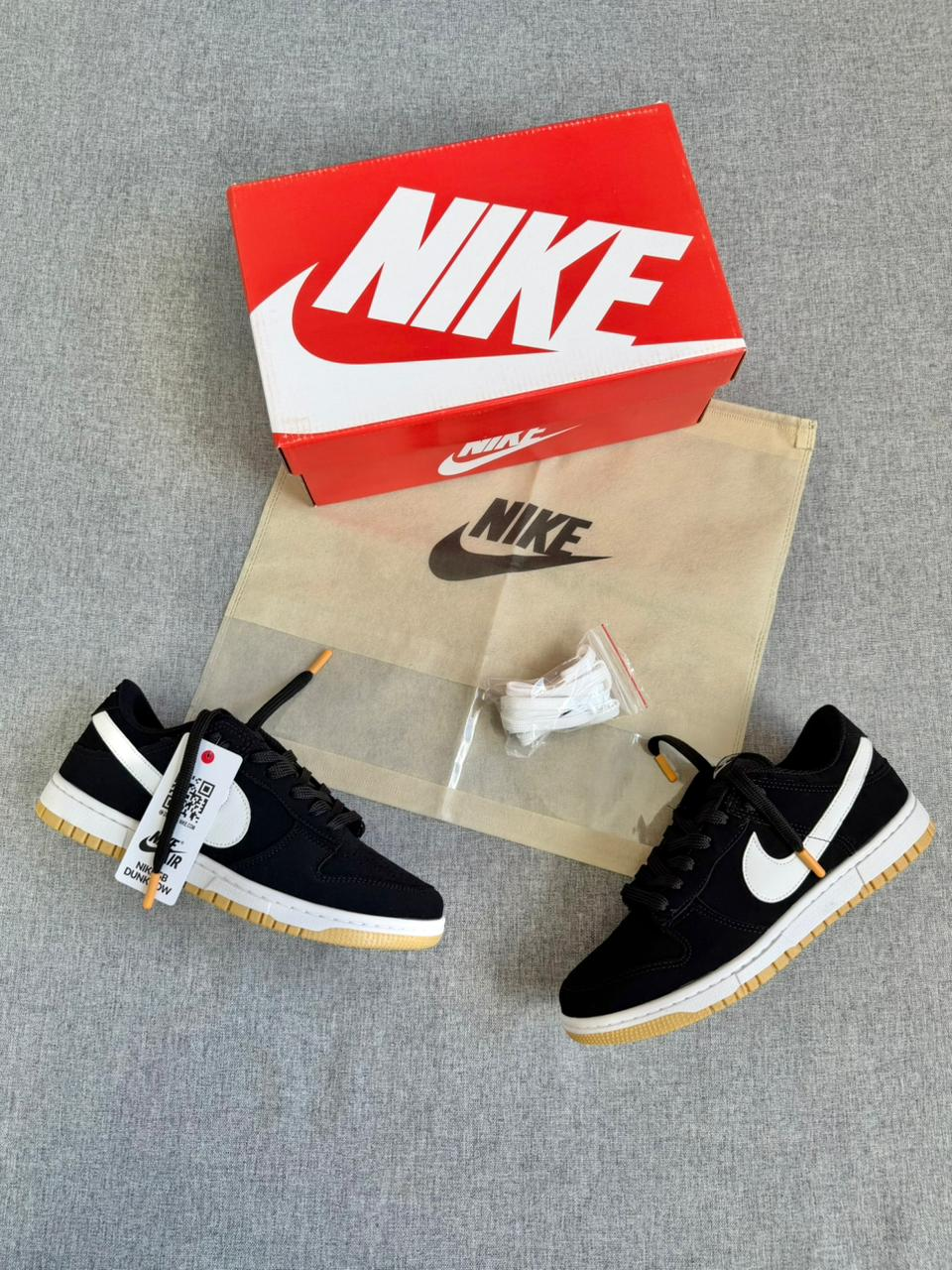 SB DUNK LOW "Black White"