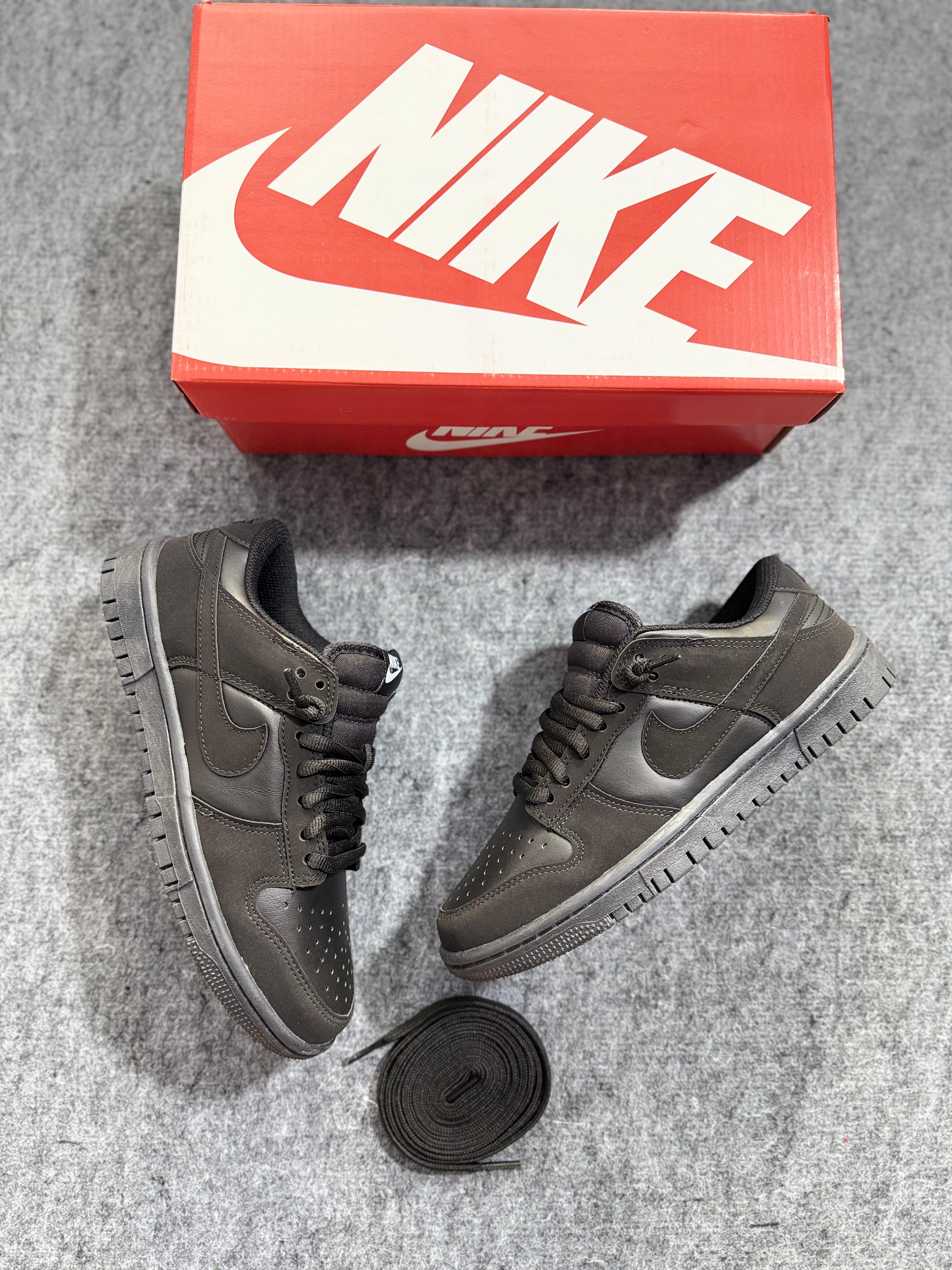 Dunk Low  "Triple Black"