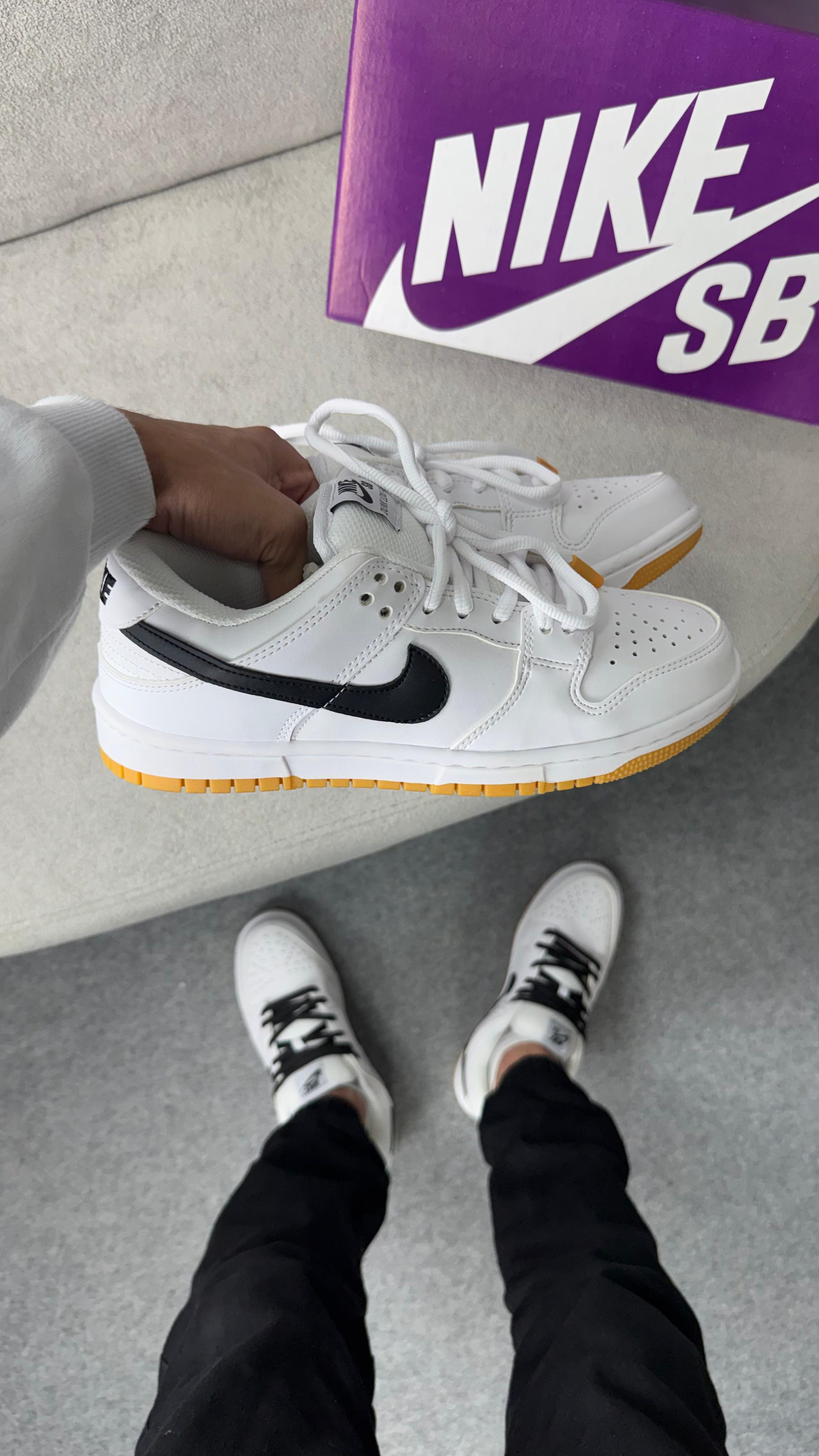 SB DUNK LOW "White Black"