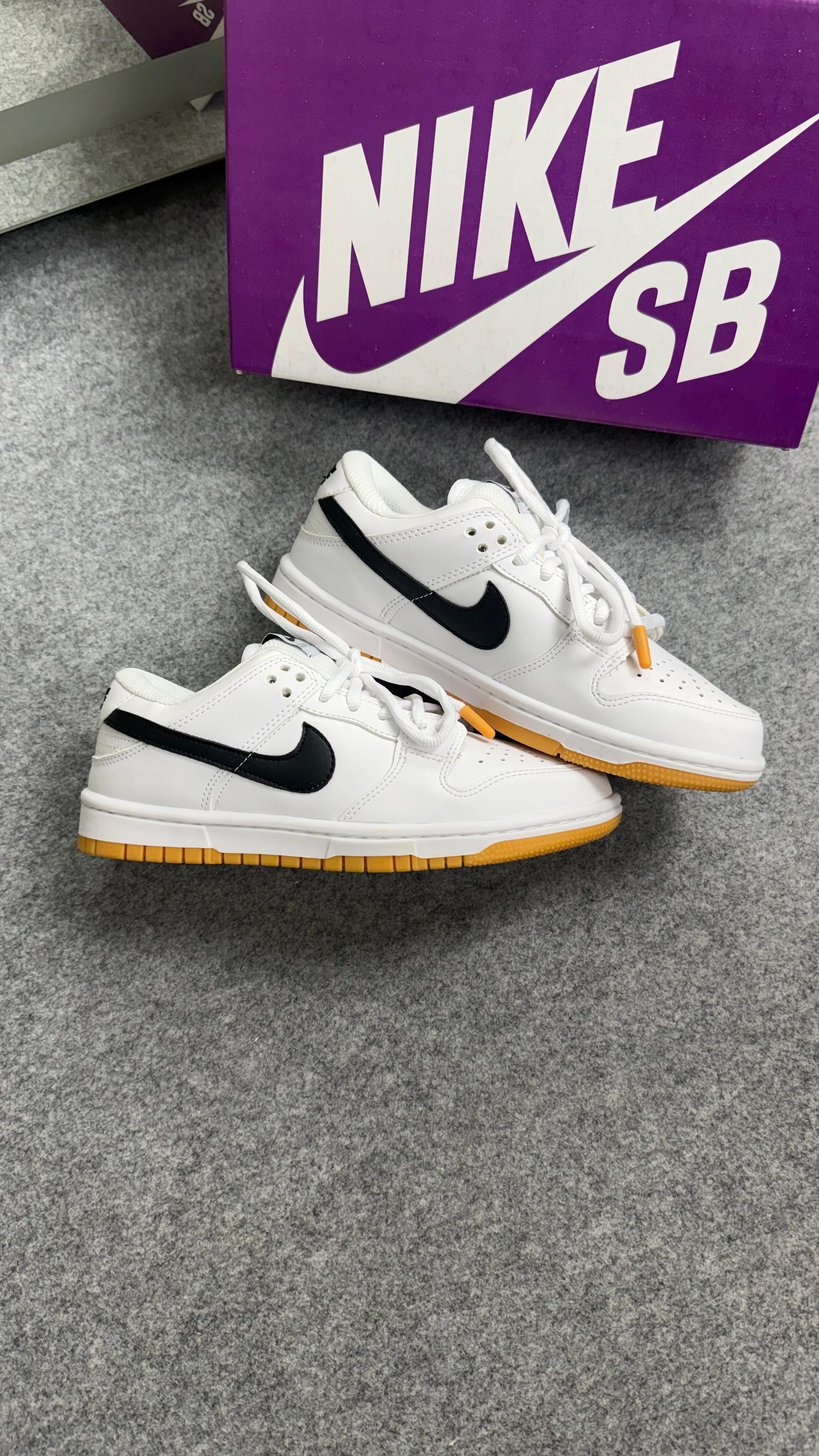 SB DUNK LOW "White Black"